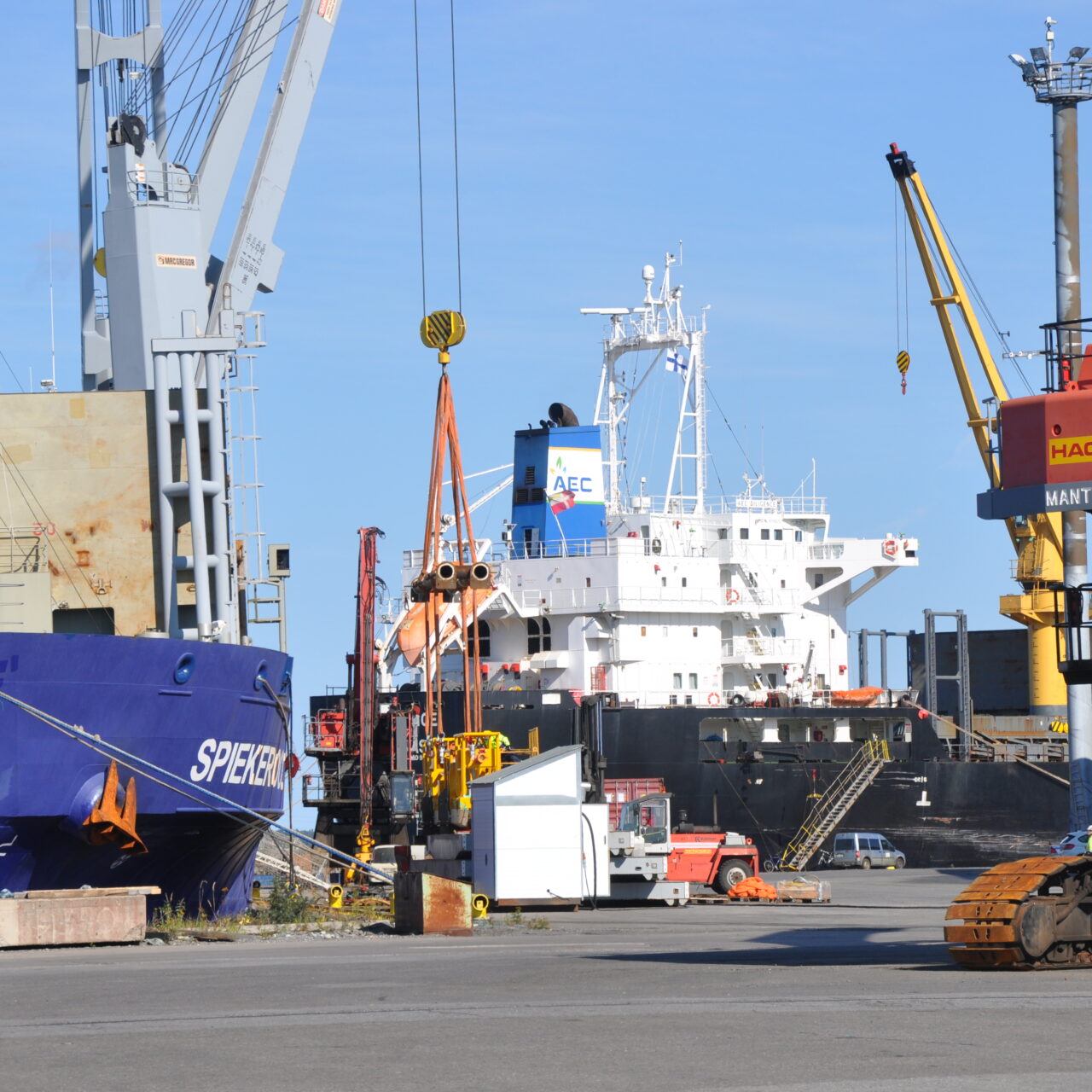 Picture of port cranes and vessels in the port in Finland