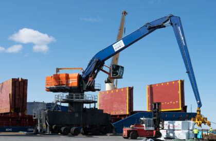 Vessel loading of saw timber cargo by Hacklin